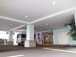 エントランスの外観と駐車場