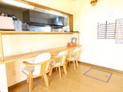 食堂の木製テーブルとイス
