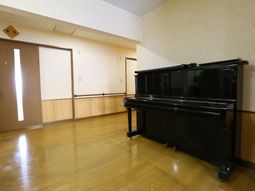 ピアノのある広い部屋