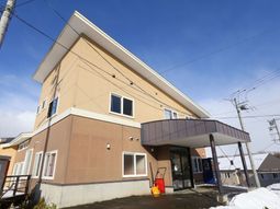 明るい外観の建物