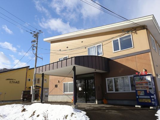 施設の明るい外観