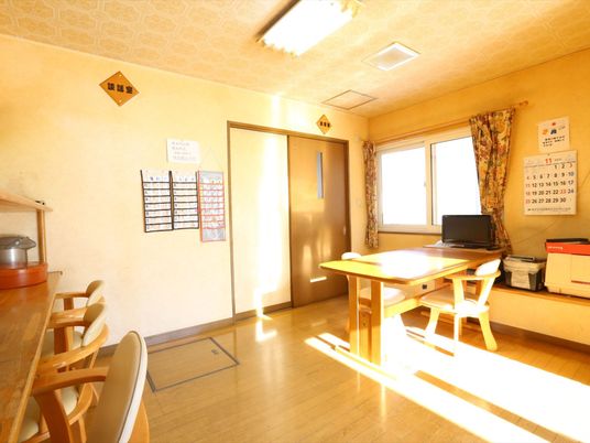 日差し入る居室の様子