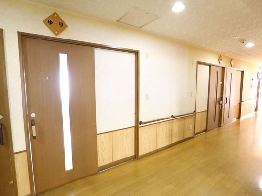 清潔な廊下と部屋の扉