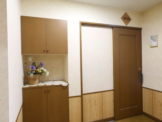居室の入口と壁面
