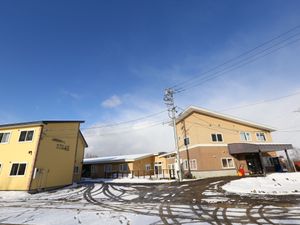雪に覆われた施設外観