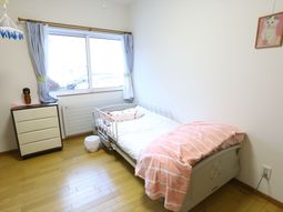明るい居室の景色