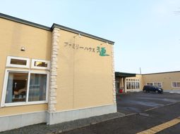 外壁黄色の建物外観