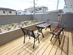 花が咲く明るいテラス