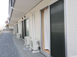 白い壁の建物の通路