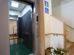 バリアフリーエレベーターと階段