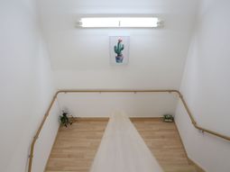 白壁の階段と手すり