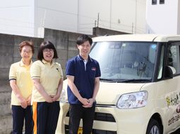 スタッフと車並ぶ笑顔