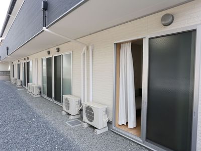 明るい建物の居室外観