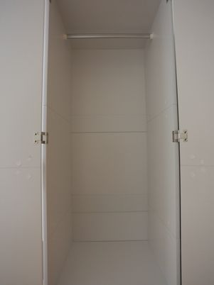 空の白いクローゼット