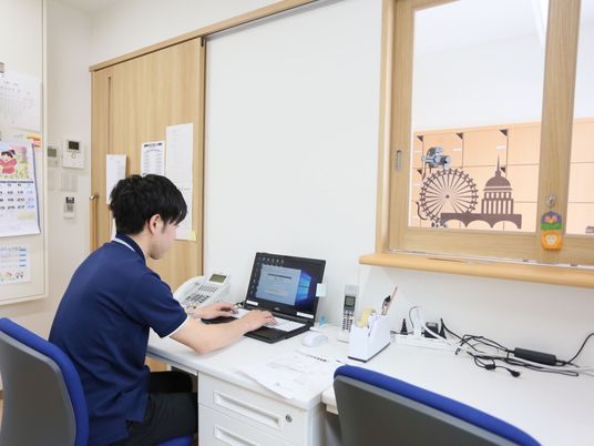 職員が仕事するオフィス空間