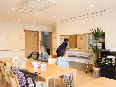 食堂で過ごす人々