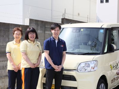 スタッフと車両前で