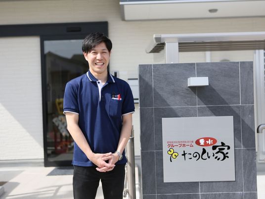 スタッフ立つエントランス