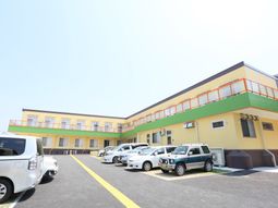 明るい色彩の建物外観