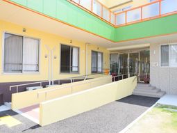 カラフルな建物のエントランス