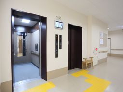 清潔な廊下とエレベーター