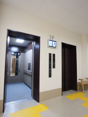 明るく清潔な廊下