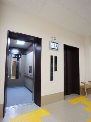 明るく清潔な廊下
