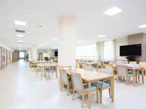 広々とした明るい食堂