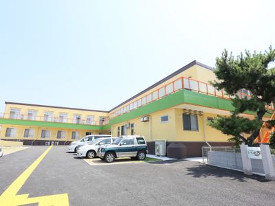 外観の建物と駐車場