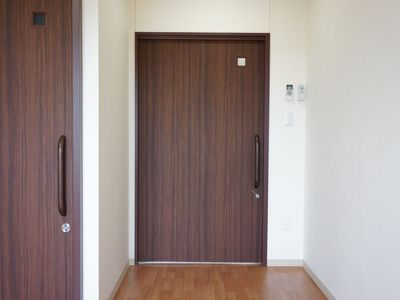 シンプルな廊下のドア