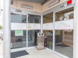 明るいクリニックの入口