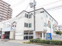 明るい外観の施設エントランス