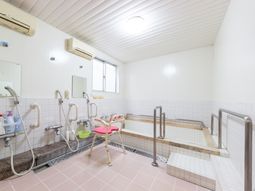 清潔感あるバリアフリー浴室