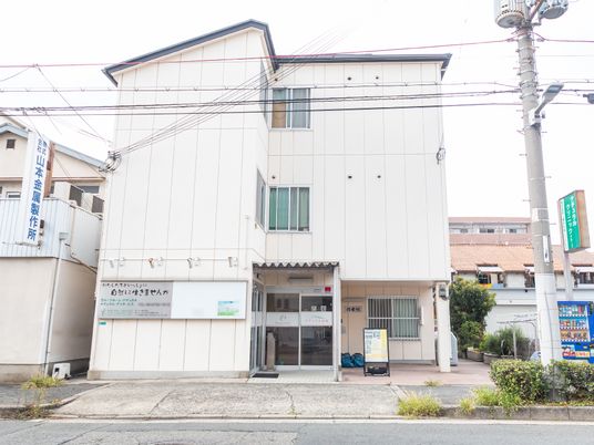 シンプルな施設の外観