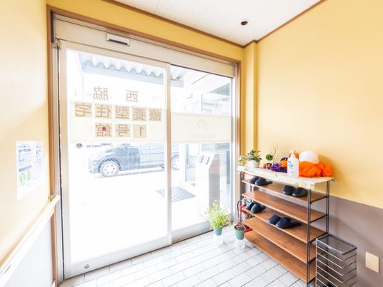 エントランスの日差しと物品