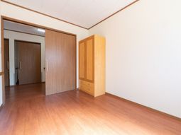 木製家具のある居室