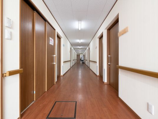 清潔で広々とした廊下