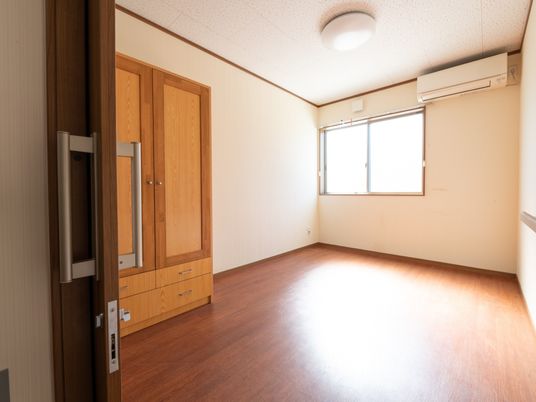 広々とした明るい居室