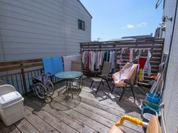 屋外テラスの日常風景