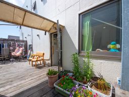 屋外のデッキエリア