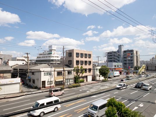 都市部の通り沿い風景