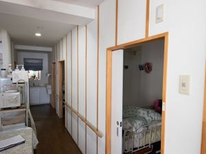 居室の入口とベッド