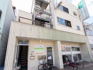 都心の白い建物外観