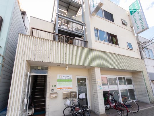 都心の白い建物外観
