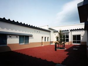 中庭の明るい屋外空間  