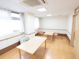明るい窓際の多目的室