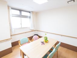 明るい居室のダイニングセット