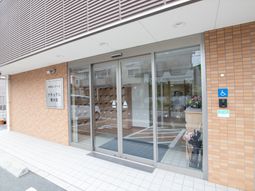 エントランスの明るい風景