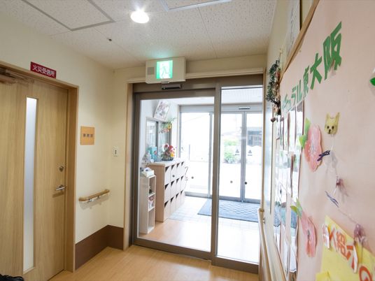 出入口と掲示物の廊下
