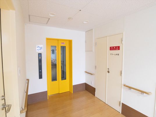清潔な廊下とエレベーター